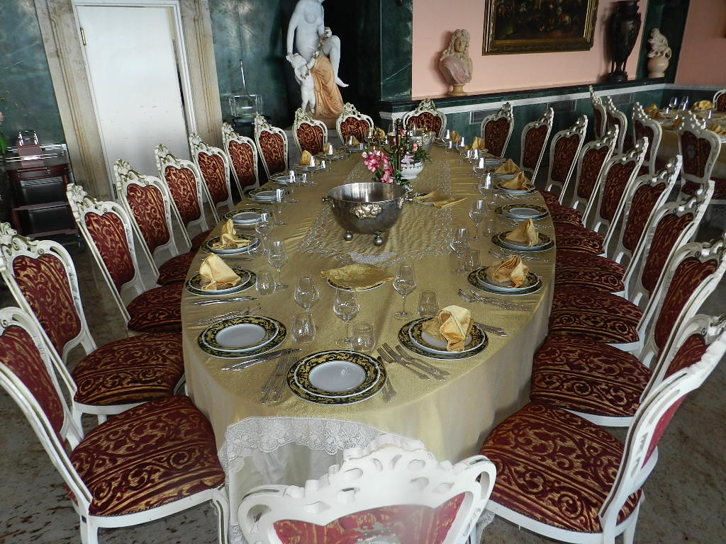 tavola  preparata a festa 